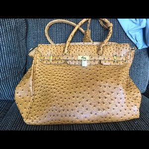 Gorgeous statement handbag !